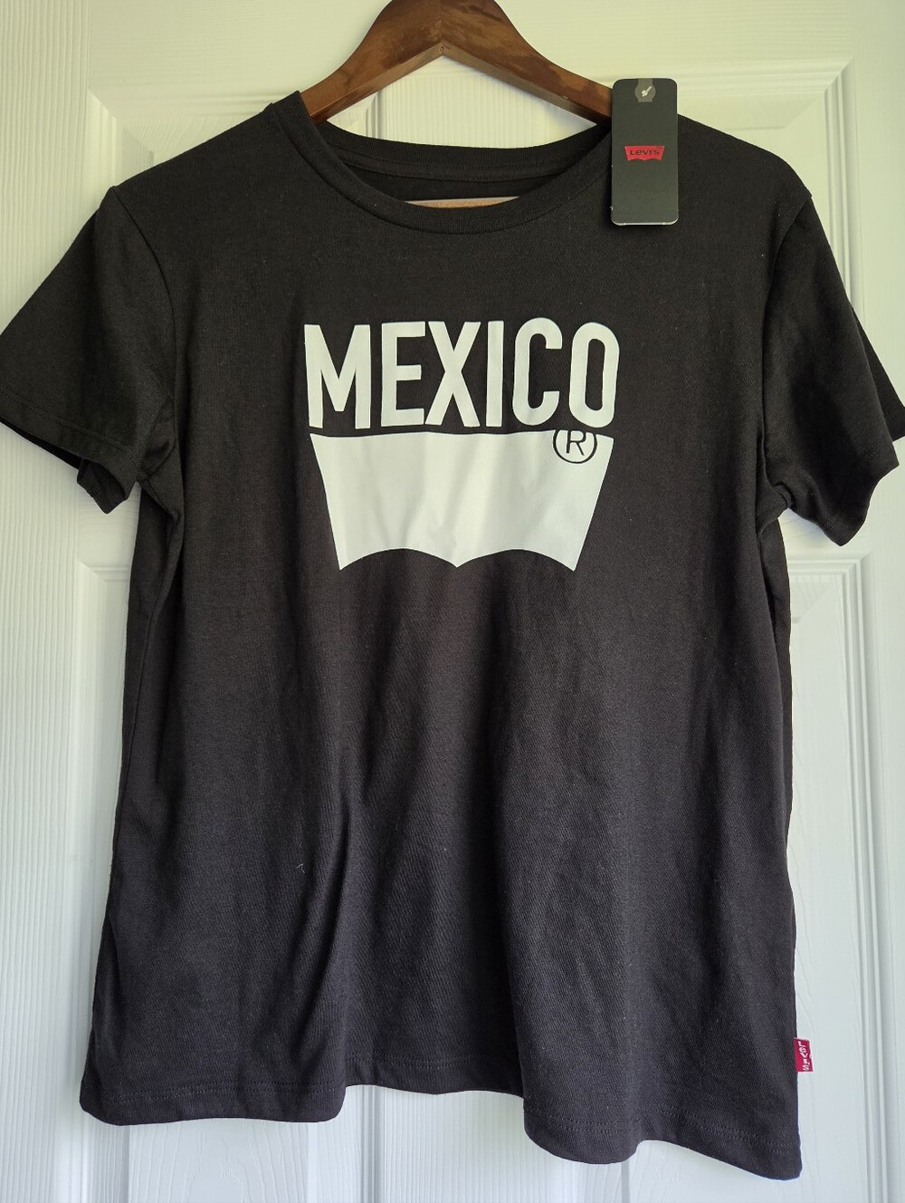 NWT Levi's Mexico Batwing Logo Graphic T-Shirt Black Size Medium Womens Mx